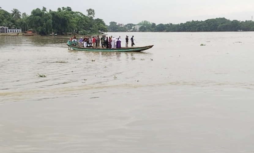 ভারী বৃষ্টিতে সুনামগঞ্জে সুরমা নদীর পানি বিপৎসীমার ওপর দিয়ে প্রবাহিত