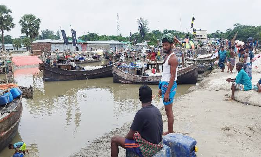 হাতিয়ায় ভরা মৌসুমেও ইলিশের আকাল, জেলেদের মানবেতর জীবন যাপন