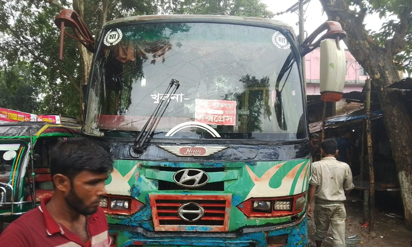 সাতক্ষীরায় বাসচাপায় স্কুলশিক্ষার্থী নিহত, বাবা আহত