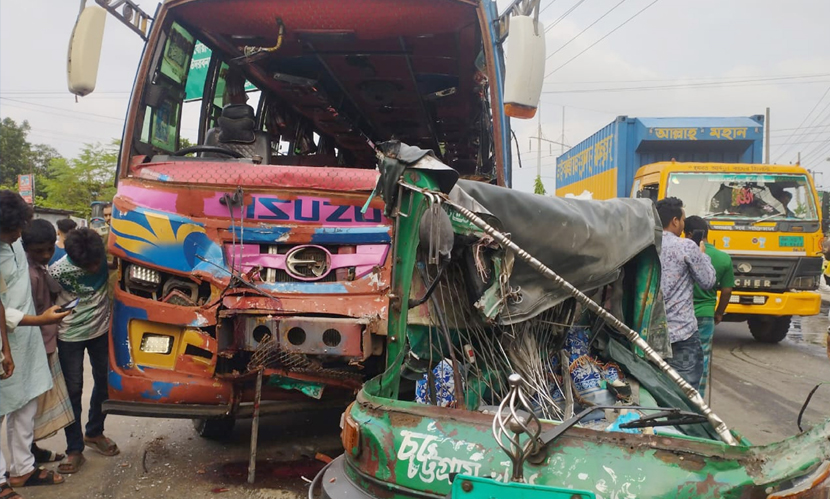 চট্টগ্রামে বাসের ধাক্কায় দুমড়েমুচড়ে গেল সিএনজি, চালক নিহত