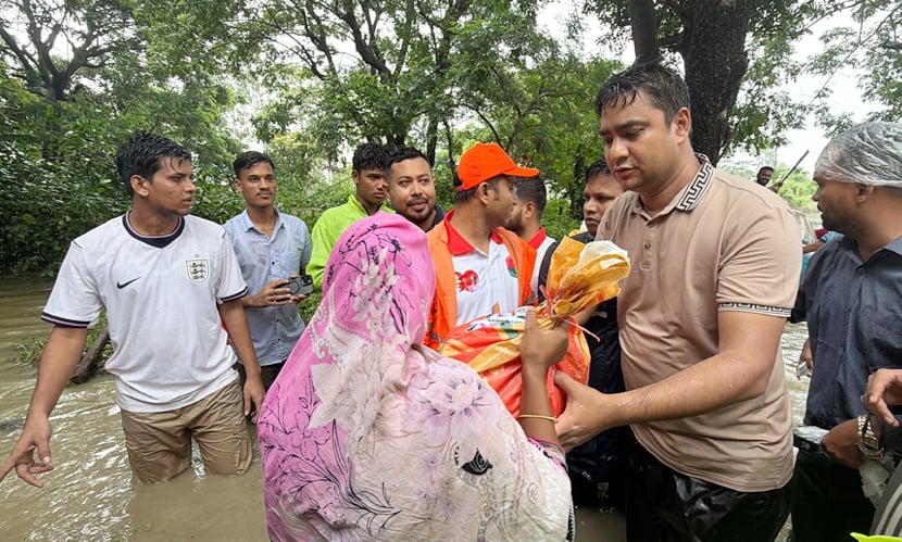 বন্যার্তদের পাশে ছাত্রদল, বাঁশখালীতে ত্রাণ বিতরণ