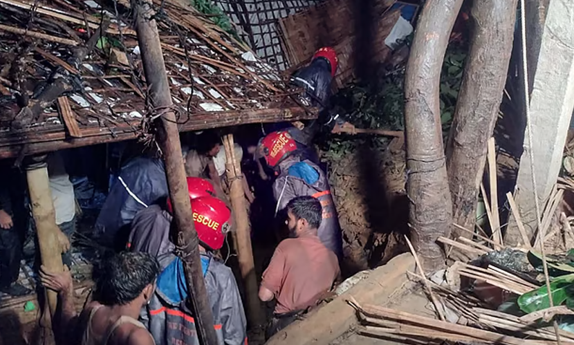 কক্সবাজারে ভারী বৃষ্টিতে পাহাড়ধস, মৃতের সংখ্যা বেড়ে ৯