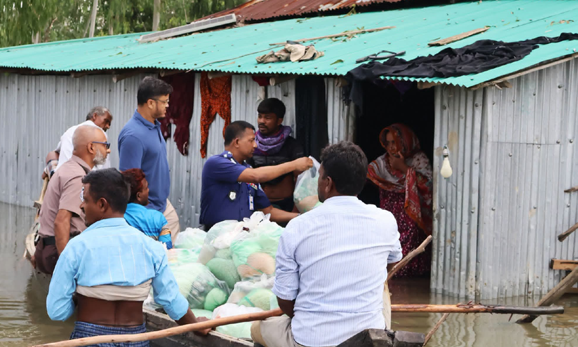 বন্যাদুর্গতদের পাশে কক্সবাজার জেলা পুলিশ
