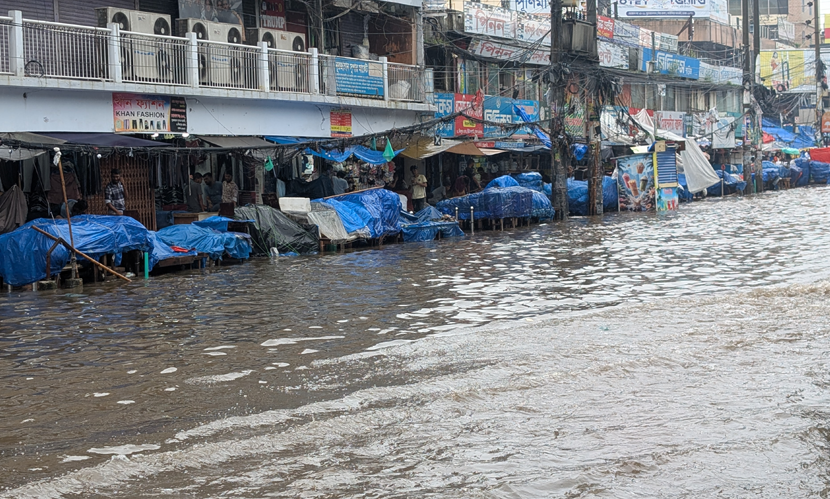 অতিবৃষ্টিতে জলাবদ্ধতায় নিউ মার্কেট বন্ধ