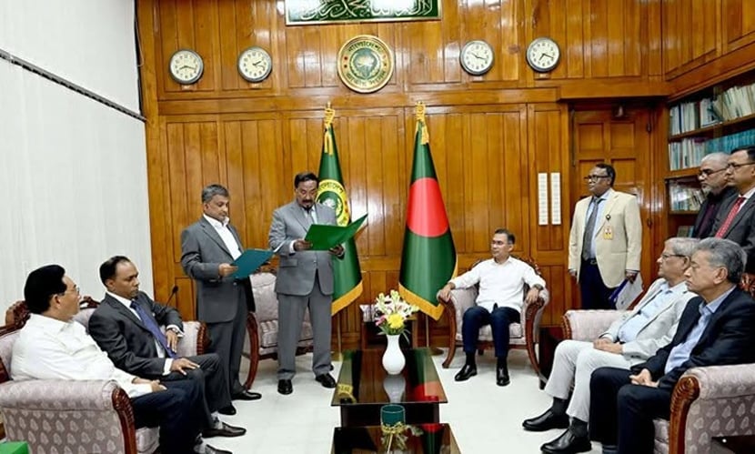 প্রধানমন্ত্রীর উপস্থিতিতে শপথ নিলেন সরোয়ার আলমগীর