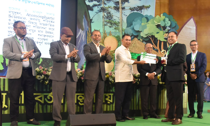 ‘জাতীয় পরিবেশ পদক’ পেলেন ঢাবির প্রোভিসি ড. সালাম