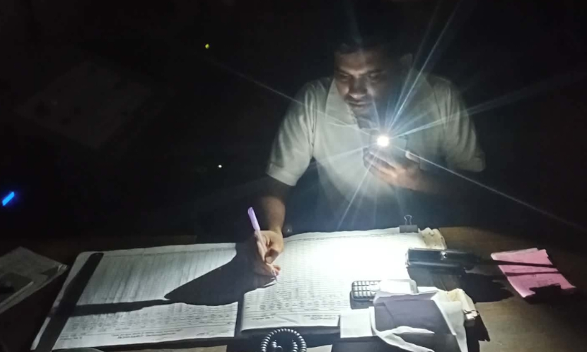 লোডশেডিং হলে ফোনের আলোয় চলে রেলস্টেশনের দাফতরিক কাজ, যাত্রীরা থাকেন অন্ধকারে