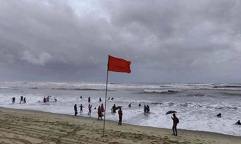 সারা দেশে ভারী বৃষ্টির পূর্বাভাস, ৪ সমুদ্রবন্দরে সতর্ক সংকেত