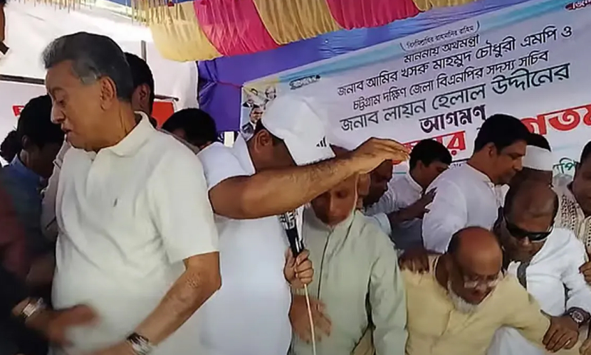 নেতা-কর্মীদের ভারে ভেঙে পড়ল অর্থমন্ত্রীর ত্রাণ বিতরণের মঞ্চ