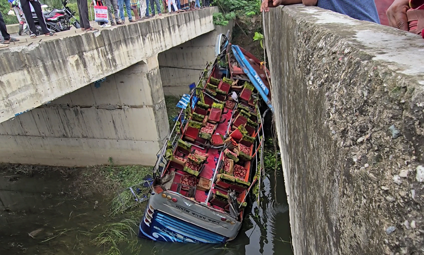 মানিকগঞ্জে বাস নিয়ন্ত্রণ হারিয়ে খাদে, নিহত ১