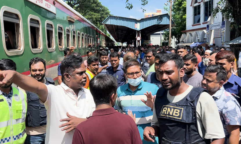 কুষ্টিয়ার কোর্ট রেলওয়ে স্টেশনে বাবা-ছেলেকে ছুরিকাঘাতের অভিযোগ