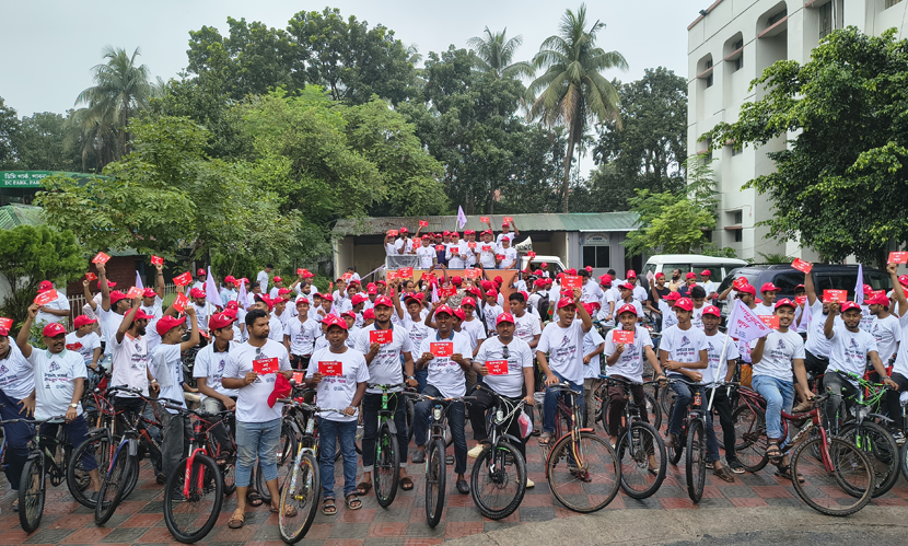 পাবনায় মাদকের বিরুদ্ধে লাল কার্ড প্রদর্শন ও সাইকেল র‌্যালি