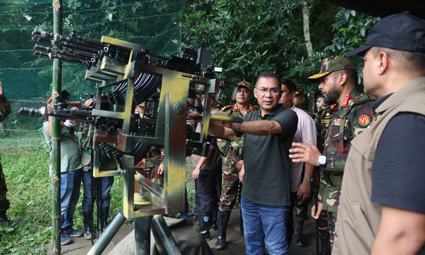 দুর্গম ও ঘন জঙ্গলে সেনাবাহিনীর গ্রীষ্মকালীন মহড়া পরিদর্শন প্রধানমন্ত্রীর