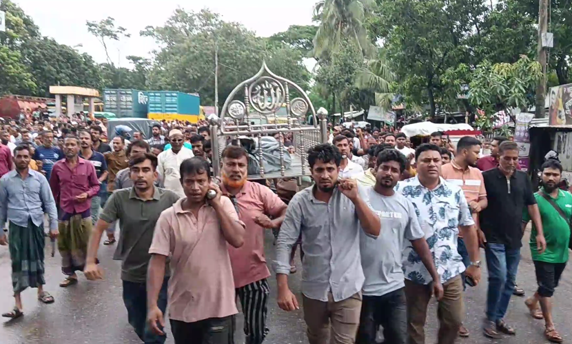 যুবদল নেতাকে হত্যার ঘটনায় লাশ নিয়ে বিক্ষোভ ও অগ্নিসংযোগ