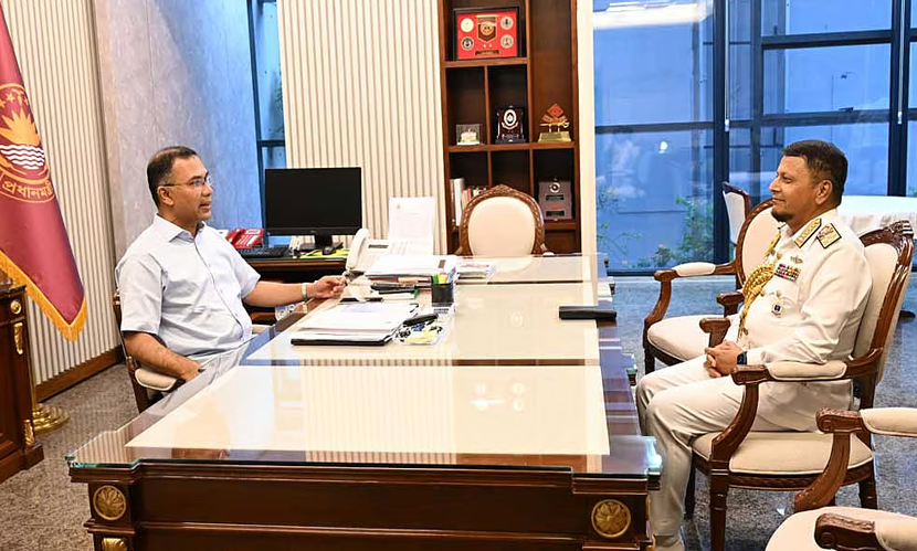 প্রধানমন্ত্রীর সঙ্গে বিদায়ী নৌবাহিনী প্রধানের সৌজন্য সাক্ষাৎ