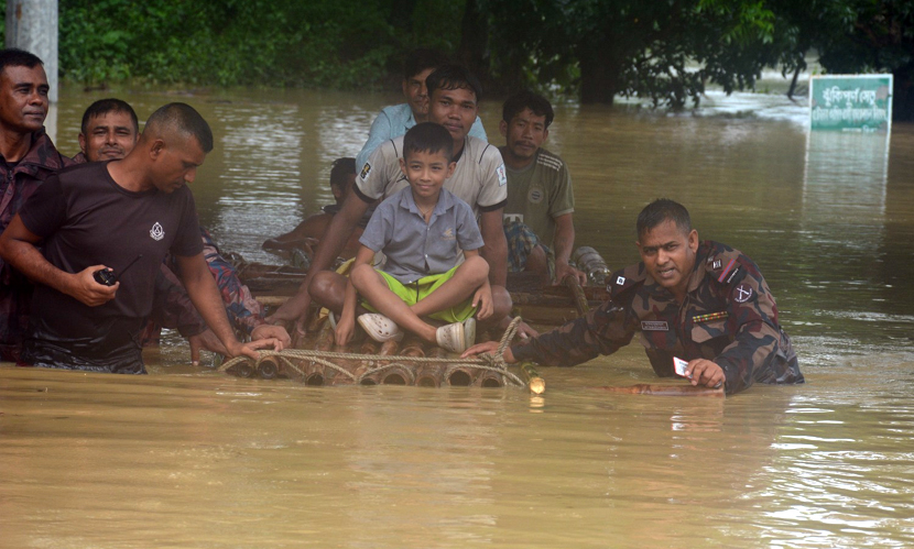 বান্দরবানে বন্যার্তদের পাশে বিজিবি, ১২২ পরিবারকে উদ্ধার