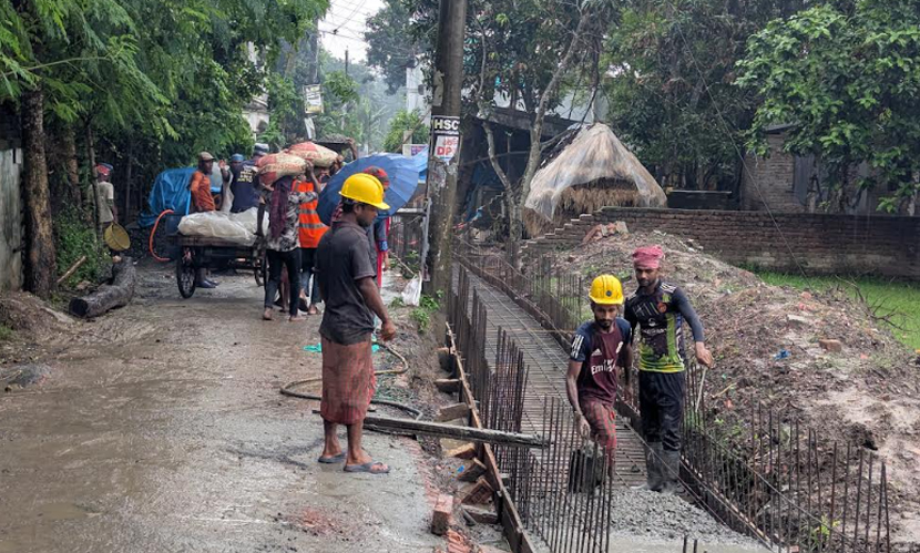 বৈরী আবহাওয়ায় ড্রেন ঢালাই, মান নিয়ে ক্ষুব্ধ স্থানীয়রা