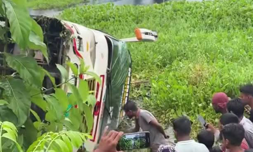 যাত্রীবাহী বাস খাদে পড়ে সুপারভাইজার নিহত, আহত ১০