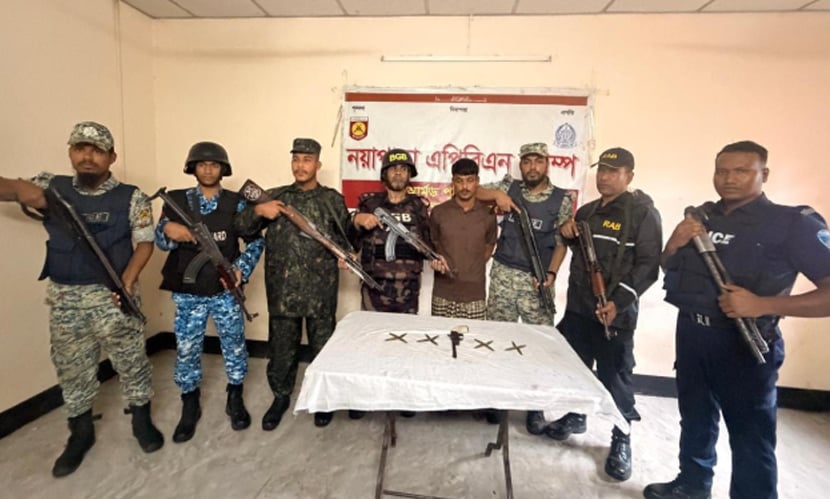 টেকনাফে রোহিঙ্গা ক্যাম্পে অস্ত্র, গুলি ও মাদকসহ আটক ৯