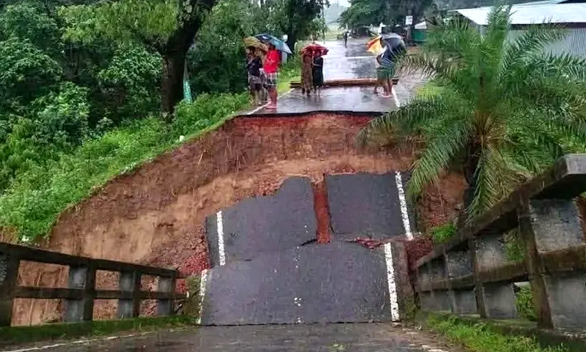 ধসে পড়েছে সেতু, বান্দরবান-রাঙ্গামাটি সড়ক যোগাযোগ বিচ্ছিন্ন