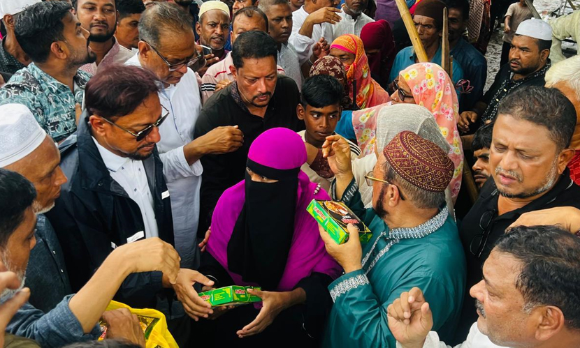 রেকর্ড বৃষ্টিপাতে ক্ষতিগ্রস্ত হাজারো মানুষ পেলেন মেয়রের ত্রাণ সামগ্রী
