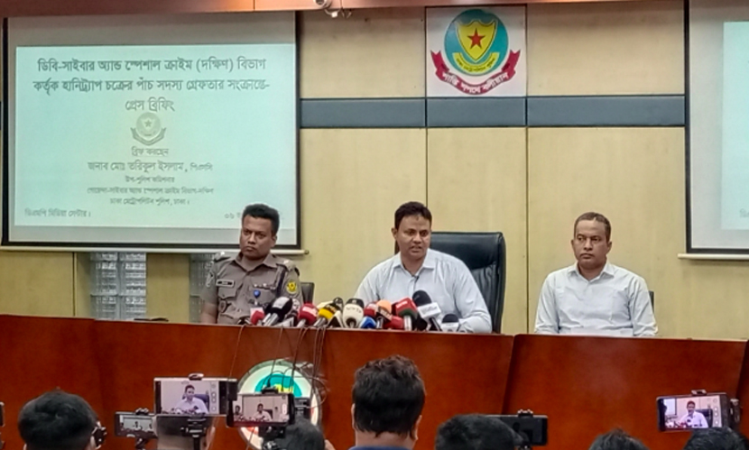 ঋণগ্রহীতা পরিচয়ে ব্ল্যাকমেইল করে অর্থ আদায়, গ্রেফতার ৫