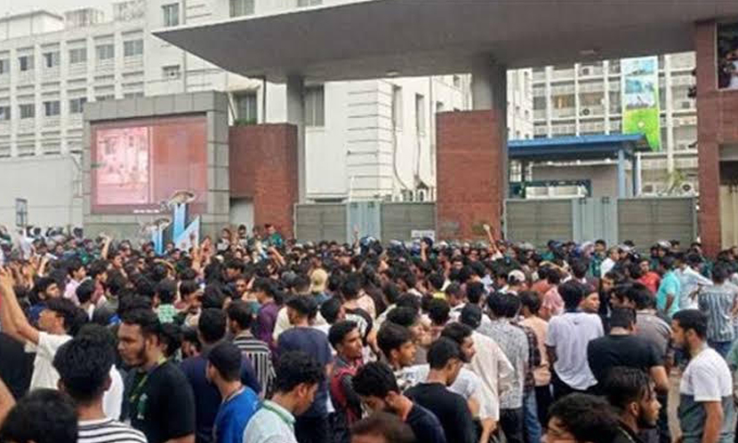 ৬ দফা দাবিতে সচিবালয়ের সামনে শিক্ষার্থীদের অবস্থান