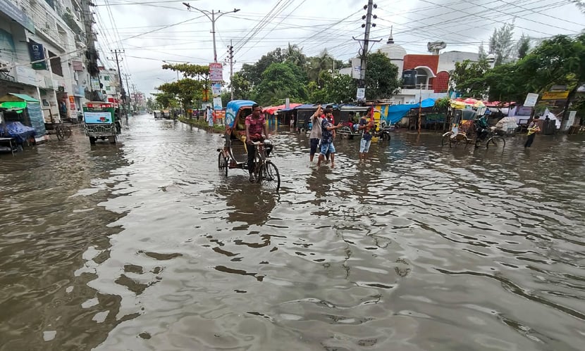 সামান্য বৃষ্টিতেই জলমগ্ন খুলনা নগরী, মুক্তি মিলবে কবে?