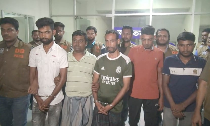 নাটোরে চোরাই বাইক-ভ্যান উদ্ধার, চোরচক্রের ৬ জন গ্রেফতার