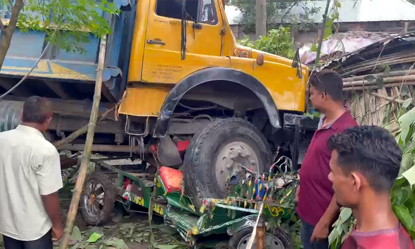 নীলফামারীতে সড়ক দুর্ঘটনায় চালকসহ একই পরিবারের ৩ জন নিহত