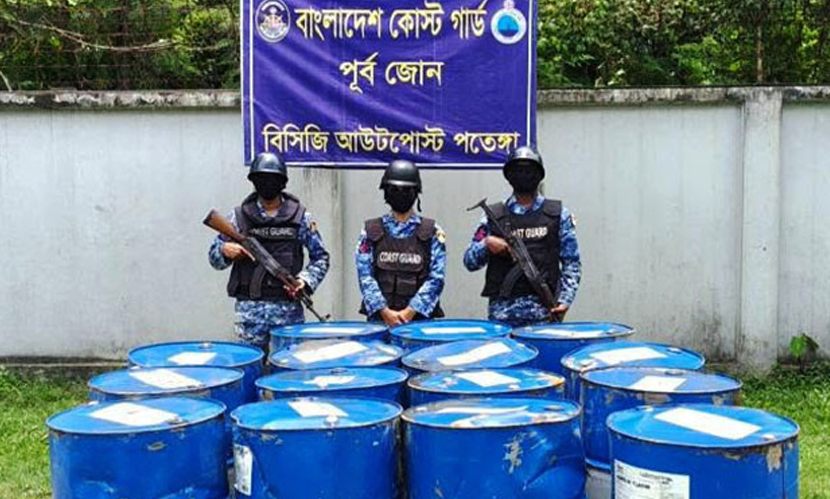 শুল্ক ফাঁকির ৩১০০ লিটার ভোজ্যতেলসহ লাইফবোট জব্দ