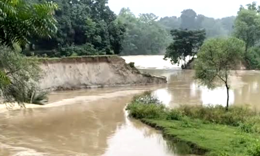 চুয়াডাঙ্গায় টানা বৃষ্টিতে অস্বস্তিতে জনজীবন, ধসে গেছে সড়ক