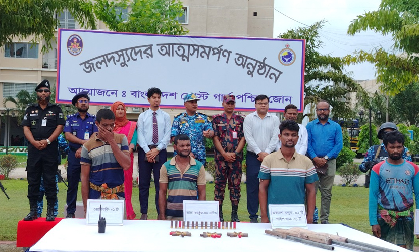 সুন্দরবনের কুখ্যাত ডাকাত দলের ৩ সদস্যের আত্মসমর্পণ