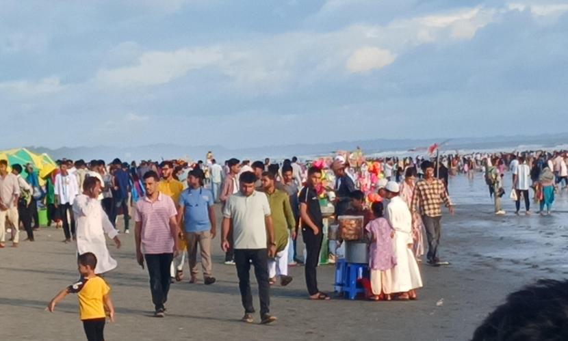 বর্ষায় ভিন্ন রূপে সমুদ্র, কক্সবাজারে পর্যটকদের উপচে পড়া ভিড়