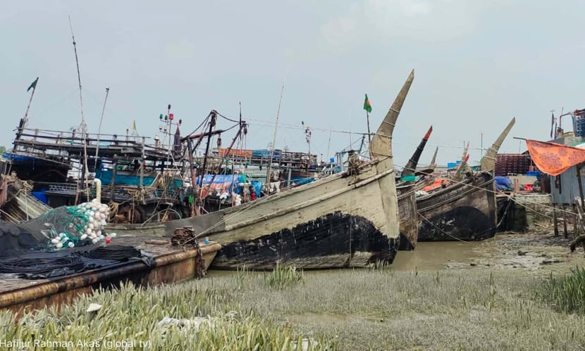 বঙ্গোপসাগরে অবৈধ ট্রলিং বোটের বিস্তার, মাছশূন্য হওয়ার শঙ্কায় সমুদ্র
