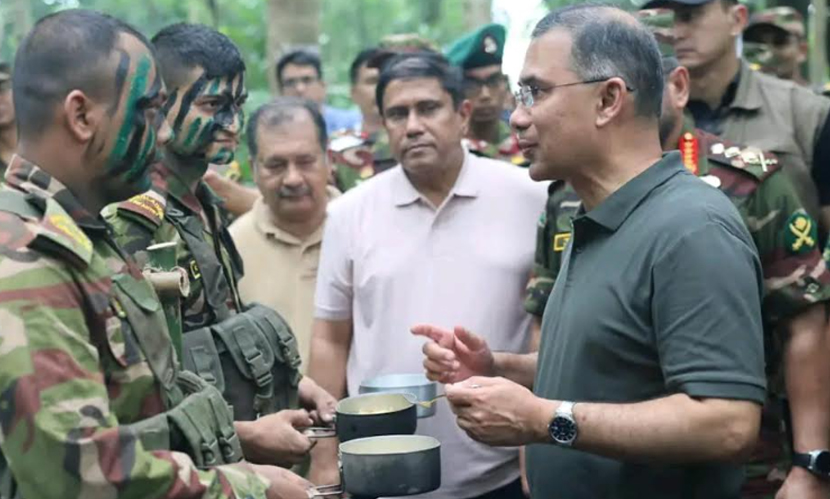 বরিশালে সেনাবাহিনীর মহড়া পরিদর্শনে প্রধানমন্ত্রী