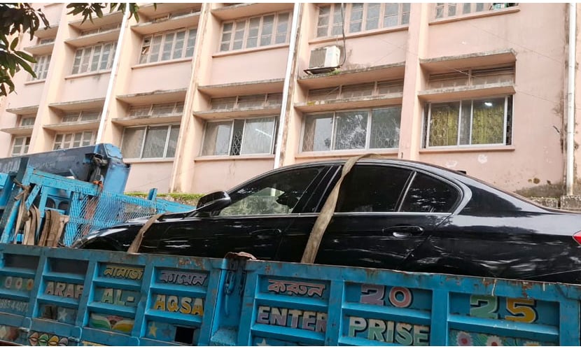 চট্টগ্রামে আমদানি করা যন্ত্রাংশে তৈরি বিএমডব্লিউ গাড়ি আটক