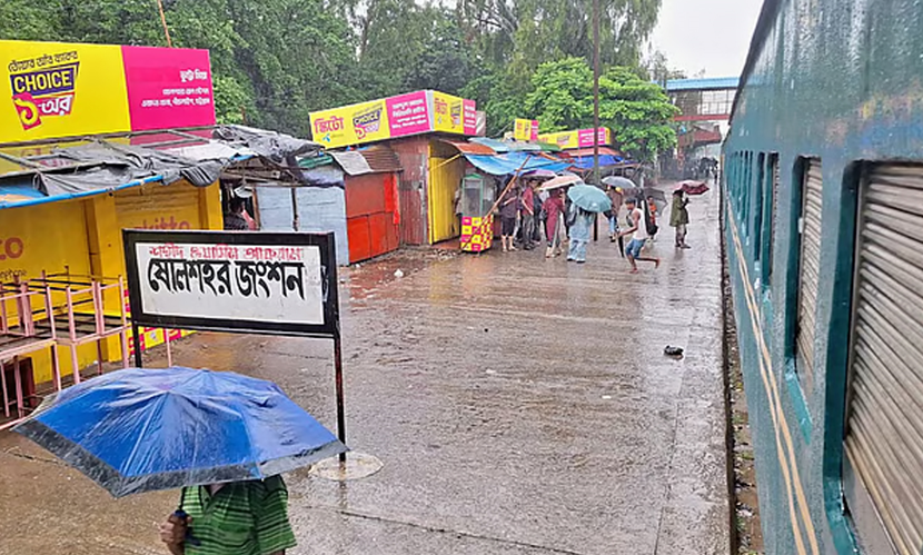রেললাইনে পানি, চবির শাটল ট্রেন চলাচল বন্ধ