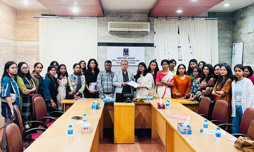 ৩ দফা দাবিতে ৪৮ ঘণ্টার আল্টিমেটাম অবরোধবাসিনীর