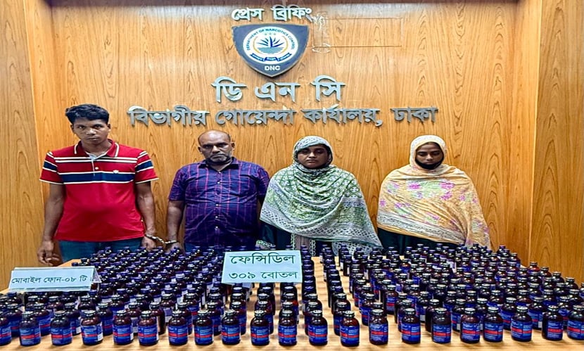 বিশেষভাবে প্রস্তুতকৃত জ্যাকেটে ফেন্সিডিল পাচার, গ্রেফতার ৪