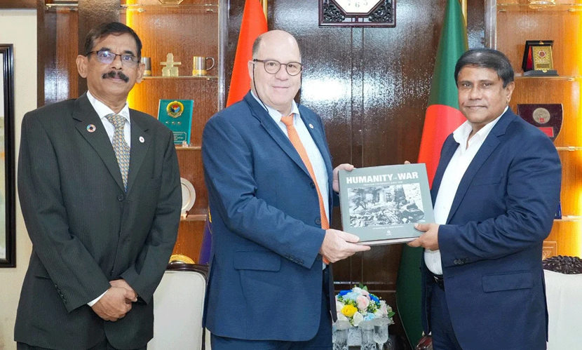 প্রতিরক্ষা উপদেষ্টার সঙ্গে আইসিআরসি বাংলাদেশ প্রধানের সাক্ষাৎ