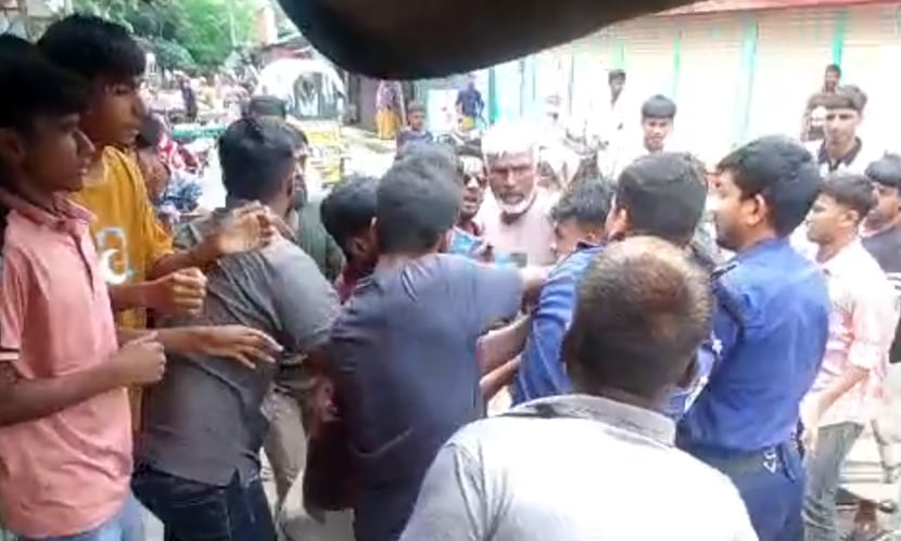 থানার সামনে পুলিশের কাছ থেকে যুবলীগ নেতাকে ছিনিয়ে নিল কর্মীরা