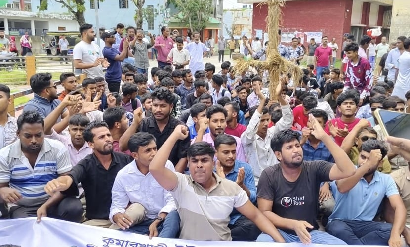 ফ্যামিলি কার্ডের তথ্য সংগ্রহকারী নিয়োগে ‘অনিয়ম’, ইউএনও কার্যালয় ঘেরাও
