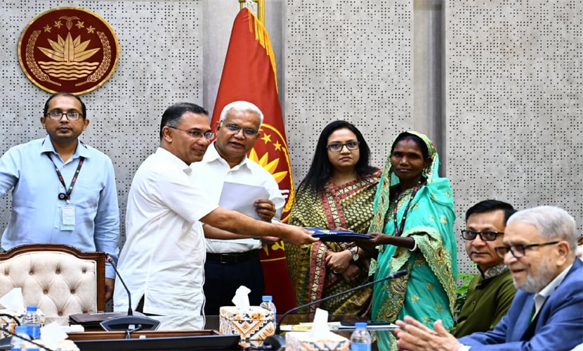 চা শ্রমিকদের ২০ হাজার রেইনকোট বিতরণ করলেন প্রধানমন্ত্রী