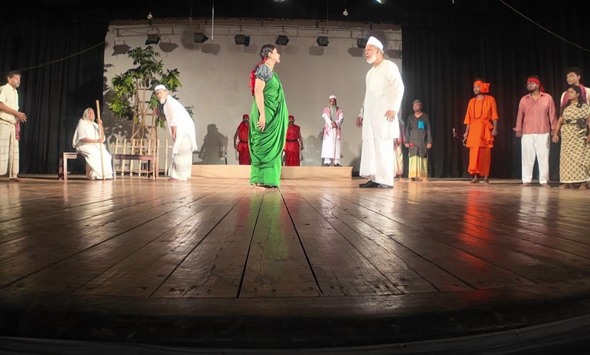 সিরাজগঞ্জের মঞ্চে ‘পায়ের আওয়াজ পাওয়া যায়’
