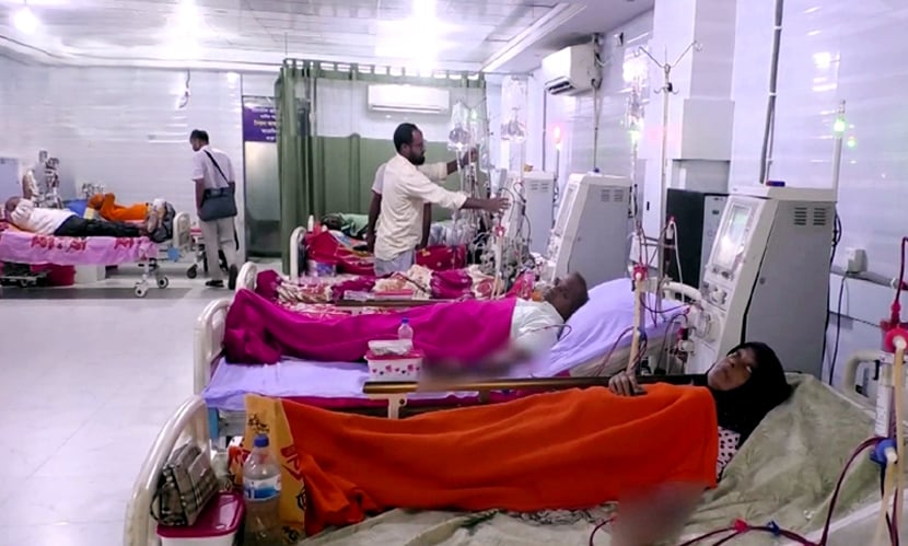 ডায়ালাইসিসের ১৬ মেশিন বিকল, উপকরণ কিনতে হচ্ছে রোগীদের