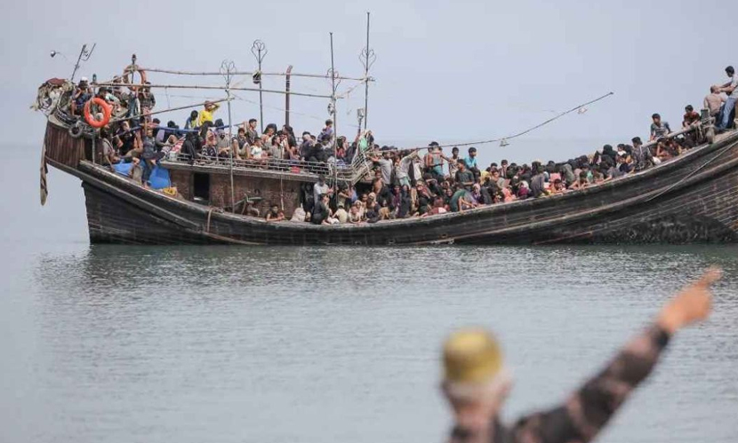 টেকনাফে রোহিঙ্গাবাহী নৌকাডুবি, নিখোঁজ ১৩