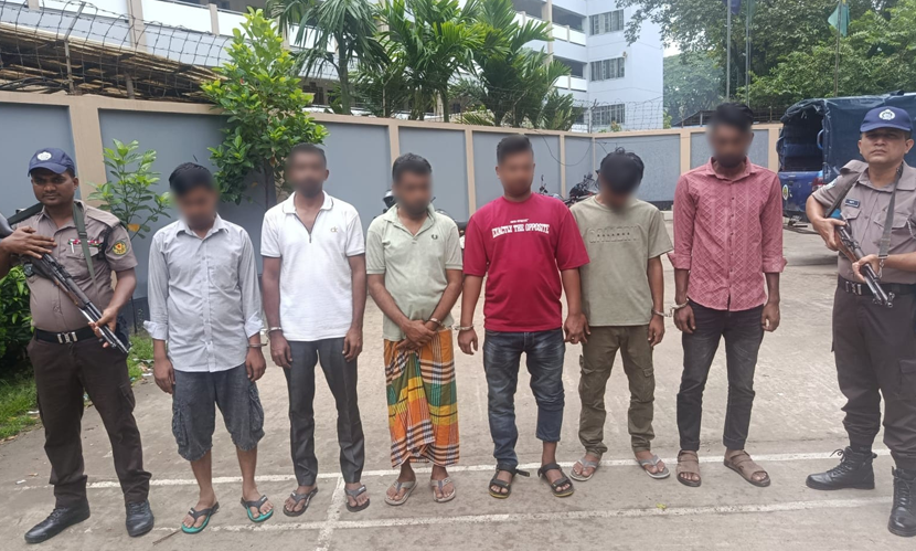 ওয়ারীর শীর্ষ সন্ত্রাসী সজলের ভাইসহ ৬ জন অস্ত্রসহ আটক