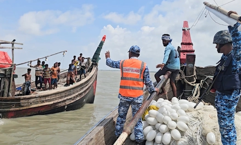 সমুদ্রে ইঞ্জিন বিকল হওয়া বোটসহ ১২ জেলেকে জীবিত উদ্ধার
