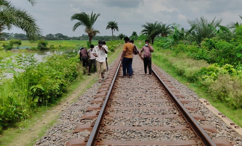 চাঁপাইনবাবগঞ্জে রেললাইনের পাশে অজ্ঞাত ব্যক্তির মরদেহ উদ্ধার